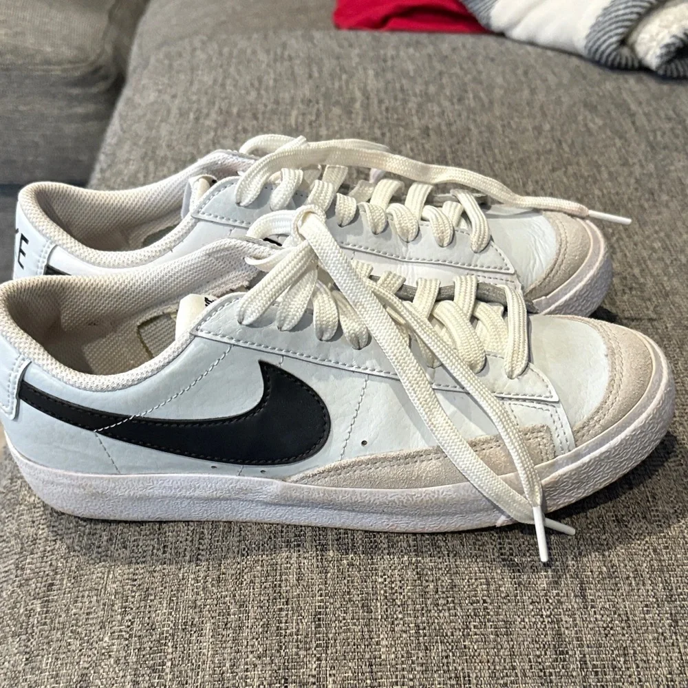 Youth/ Kids Nike White and Black Low-Top Sneakers 6Y